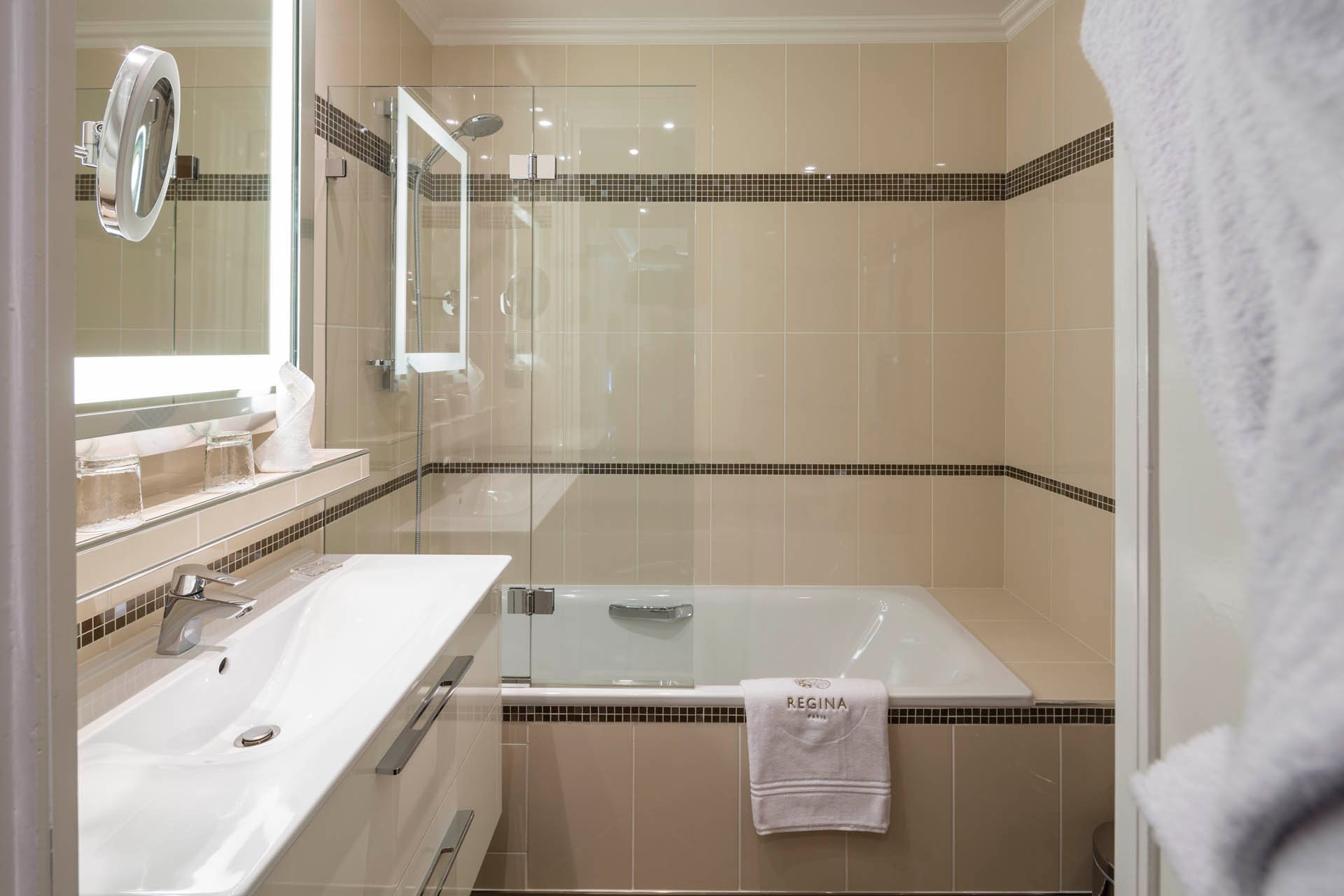Hotel Regina Louvre Deluxe Room Bathroom
